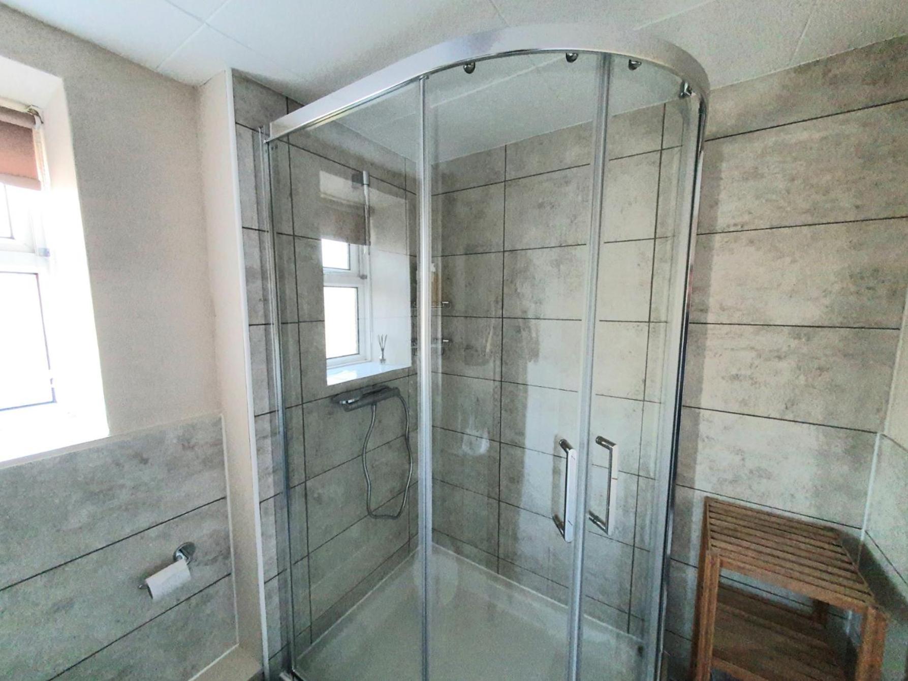 Wentworth Apartment With 2 Bedrooms, Superfast Wi-Fi And Parking Sittingbourne Luaran gambar